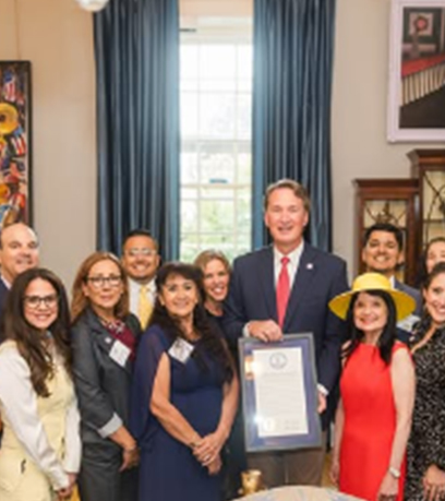 Governor with Latina ladies