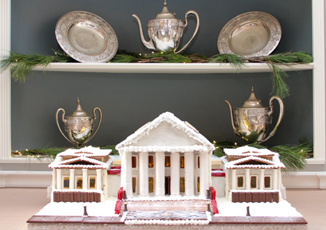 Gingerbread capitol building model sa harap ng silver platter display