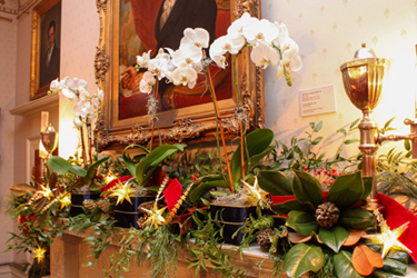 Pinalamutian ng mga ribbon, orchid at star light ang mantle wreath