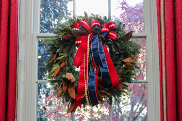Pula at asul na ribbons wreath