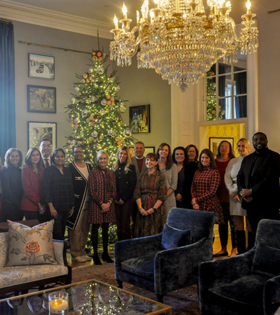 Isang grupo na nagpa-pose sa harap ng Christmas tree sa Executive Mansion.