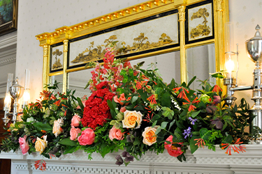 Yung floral arrangement sa Ladies' Parlor.