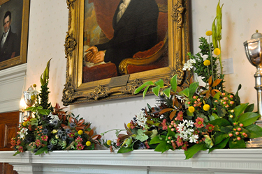 Isang kaayusan sa Old Governor's Office na dinisenyo ng Boxwood Garden Club.