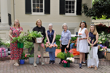 Naghahanda ang Boxwood Garden Club para sa Historic Garden Day sa Executive Mansion.