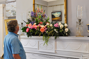 Hinahangaan ni Tony Griffin (DGS) ang ginawa niyang arrangement para sa Executive Mansion ballroom.