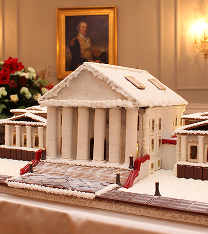 Ang gusali ng Virginia State Capitol na gawa sa gingerbread ay nakaupo sa Executive Mansion dining room. Nagtatampok ang modelo ng Twizzlers bilang mga rehas patungo sa mga hakbang ng Kapitolyo at ang gusali ay pinalamig sa puting royal icing. May mga brown na elemento ng arkitektura na gawa sa uniced gingerbread sa paligid ng modelo.