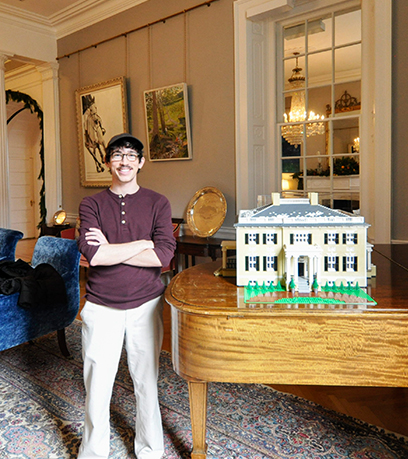 Nakatayo si Benjamin Edlavitch kasama ang kanyang LEGO model ng Executive Mansion.