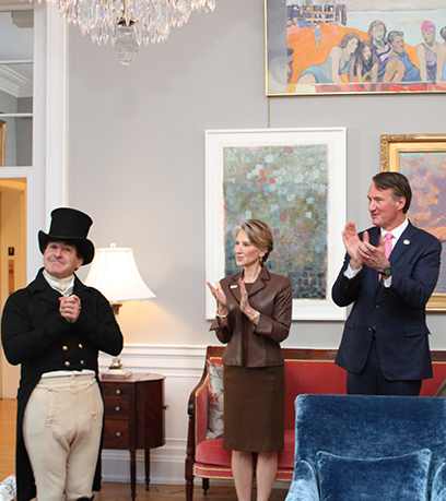 Si Mark Schnieder, nakasuot ng Marquis de Lafayette ay nakatayo sa tabi nina Carly Fiorina at Gobernador <span translate=