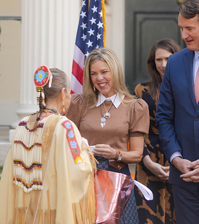 Ang Unang Ginang at Gobernador ay nagbabahagi ng sandali sa isang Virginia Indian na babae.