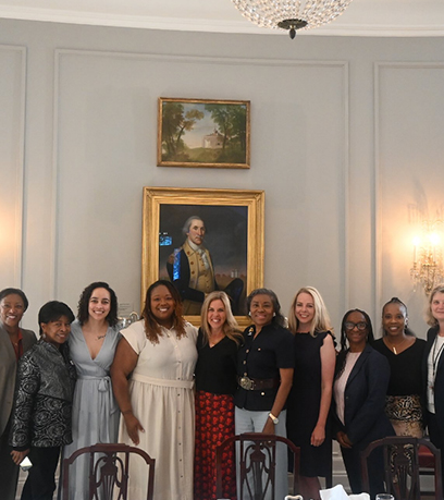 Ang Unang Ginang na may mga babaeng pinuno ng militar.