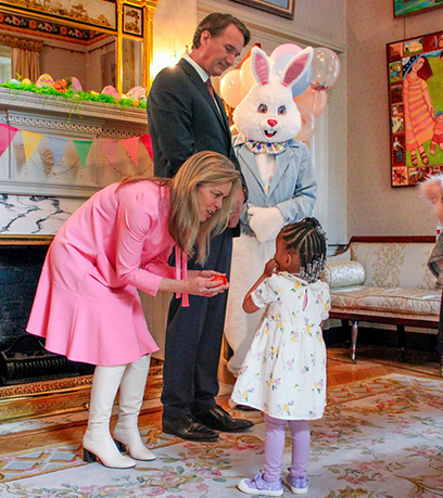 maliit na batang babae na nakikipagkita sa Unang Ginang, Gobernador at ang Easter Bunny