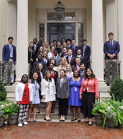 Ang 2023 cohort ng Virginia Governor's Fellows ay sama-samang nakatayo sa hagdan ng Executive Mansion.