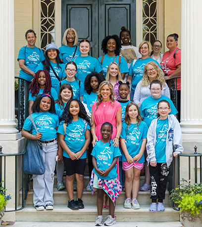 Ang unang ginang kasama ang mga batang babae sa run club.