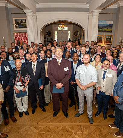 Ang Gobernador kasama ang mga ama mula sa iba't ibang panig ng Virginia.