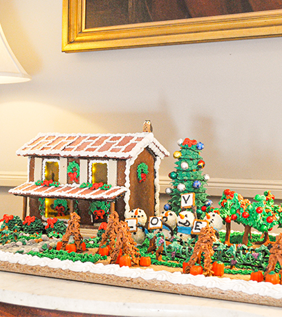 Isang gingerbread house na pinalamutian para magmukhang farmhouse.