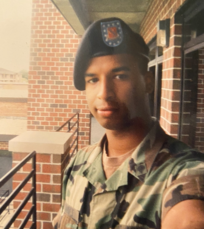 Young African American na lalaki na naka-uniporme ng hukbo na nagpa-selfie.