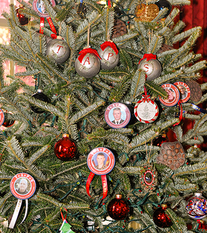 Christmas tree na may mga palamuti.