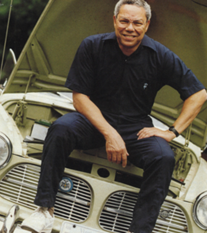 Heneral Colin L. Powell na nakaupo sa ibabaw ng isang vintage Volvo.