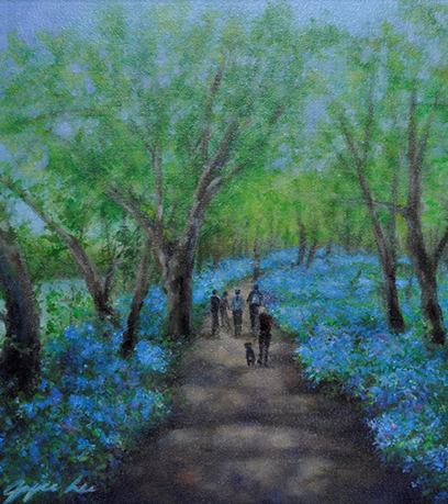 Isang pagpipinta ng mga bluebells na naglinya sa isang landas sa isang luntiang kagubatan. Naglalakad ang mga tao sa landas.