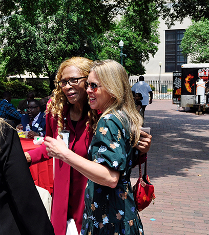 Niyakap ni First Lady Suzanne Youngkin ang isang bisita sa Juneteenth reception ng Mansion