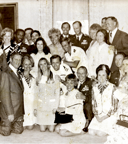 Isang 1973 larawan ni Gobernador Holton at isang grupo ng Vietnam War POWs.