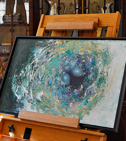'Not Quite Hidden' ni Ruthie Windsor-Mann ay nakaupo sa isang kahoy na easel.