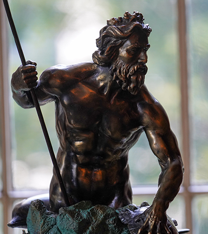 isang bronze King Neptune statue na pinaliwanagan ng natural na liwanag mula sa isang bintana sa Executive Mansion.