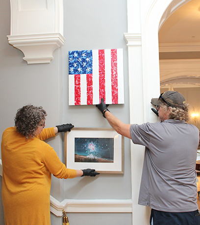 Ang mga likhang-sining na may temang Amerikano ay naka-install sa Executive Mansion.