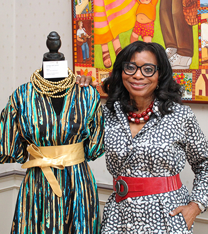 Nakatayo si Ukay sa tabi ng kanyang damit.