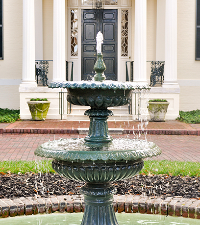 Green cast iron fountain sa harap ng Executive Mansion.