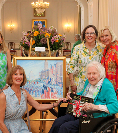 Isang larawan ni Mrs. Ould kasama ang kanyang pagpipinta.