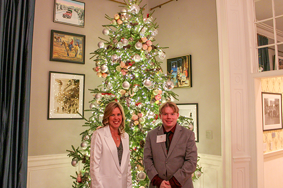 Ang First Lady at artist na si Joey Frye ay nag-pose sa harap ng Christmas tree.